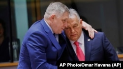 Прем'єр-міністр Словаччини Роберт Фіцо з премʼєром Угорщини Віктором Орбаном на саміті ЄС 20 березня 2025 року