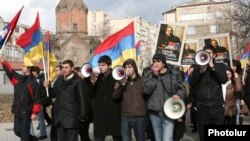 Молодые оппозиционеры требуют освободить Никола Пашиняна