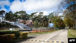 Дорога на території авіабази ВПС Бельгії Кляйне-Брьогель у місті Пер 2 листопада 2025 року. Над цією базою наприкінці жовтня та 1-2 листопада бельгійські військові зафіксували кілька підозрілих дронів