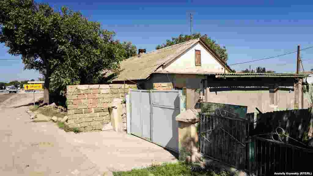 Molodöjnaya soqağındaki bu hususiy evlerni "devlet ihtiyaclarına tutıp almaq" qararı berildi. Yaqın arada olarnıñ yerinde "Aqmescit - Krasnoperekopsk - Ermeni Bazar - Ukraina sıñırı" yolu peyda olacaq