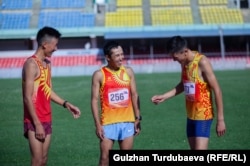 Нурсултан Кеңешбеков (оңдон биринчи) жеңишин майрамдап жатат.