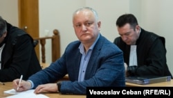 Игорь Додон и его адвокат Николай Постурусу на одном из судебных заседаний в Высшой судебной палате.