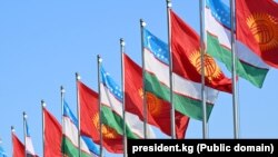 Кыргызстан менен Өзбекстандын желектери.