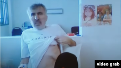 მიხეილ სააკაშვილი "ვივამედიდან" სასამართლოს სხდომაზე ჩართვის დროს. 1 თებერვალი, 2023 წ.