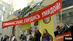 У посольства Узбекистана в Москве сегодня прошла акция поддержки фотографа и кинодокументалиста Умиды Ахмедовой, которую в минувшую среду суд Ташкента признал виновной в оскорблении образа и традиций страны