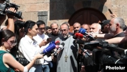 Միքայել Արքեպիսկոպոս Աջապահյանը Վեհարանի բակում, 27-ը հունիսի, 2025թ. 