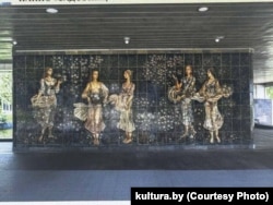 Адно з дэкаратыўных керамічных пано ў гатэлі «Плянэта», што атрымала статус гістарычна-культурнай каштоўнасьці
