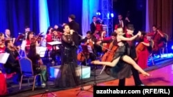 Концерт «Танго, танго, танго» в Ашхабаде. Майса Ниязова исполняет произведение "Hasta siempre amore" в сопровождении дуэта танцевального шоу "ART-MOTION". Ашхабад, 16 мая, 2022