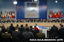 نشست سران ناتو در ژوئن ۲۰۰۴ در استانبول