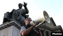 Արթուր Վանեցյանը հանրահավաքի ժամանակ, մայիս, 2022թ.