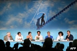 زهرا امیرابراهیمی در نشست خبری فیلم عنکبوت مقدس در حاشیه نمایش فیلم در فستیوال کن در کنار علی عباسی کارگردان فیلم (وسط)