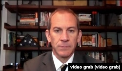 Ліам Коллінз під час інтерв'ю через відеозв'язок