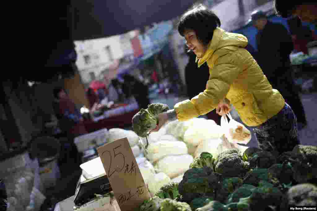 Najveći broj "mokrih pijaca" u Kini i čitavoj Aziji uglavnom prodaje povrće...