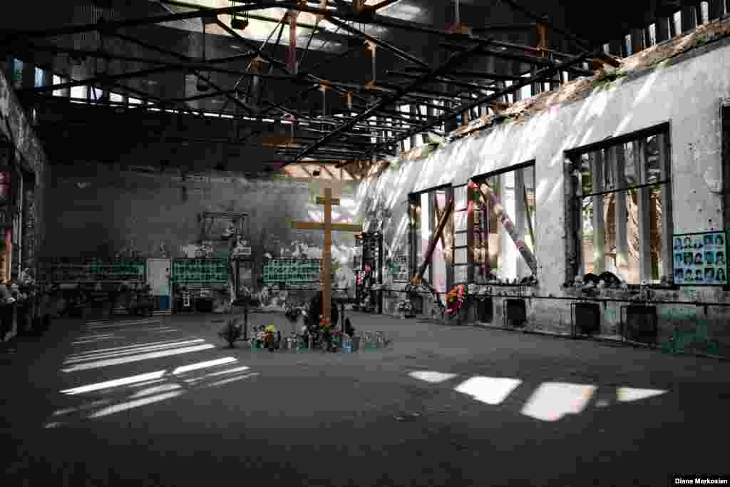 უკანასკნელ დღეებში ადგილობრივმა მოსახლეებმა სკოლა №1-ის დარბაზი დაცალეს გასული წლის განმავლობაში იქ მიტანილი სათამაშოებისგან. ისინი ათავისუფლებენ ადგილს ახალი საჩუქრებისათვის, რომლებიც ეძღვნება ბესლანის ტრაგედიის 10 წლისთავს. ბესლანის მსხვერპლთა ხსოვნისადმი მიძღვნილი ცერემონია ტრადიციულად 1 სექტემბერს იწყება პანაშვიდით ძველ სკოლაში და სასაფლაოზე მსვლელობით გრძელდება. სპორტული დარბაზი ექცევა ყვავილებით მორთულ ოქროს სარკოფაგში, რომელიც სიმბოლურად განასახიერებს გვირგვინს. მეორე დღეს ჩრდილოეთ ოსეთის დედაქალაქ ვლადიკავკაზში კონცერტი იმართება. ცაში უშვებენ თეთრ საჰაერო ბუშტებს, რომლებიც თითოეული დაღუპული ადამიანის სიცოცხლეს განასახიერებს.