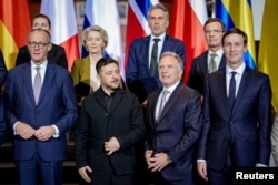 Президент України Володимир Зеленський, спецпосланець США Стів Віткофф, Джаред Кушнер, зять президента США Дональда Трампа, канцлер Німеччини Фрідріх Мерц та президентка Європейської комісії Урсула фон дер Ляєн, Німеччина, 15 грудня 2025 року