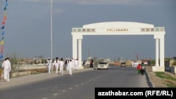 Türkmenabatdaky ýöriş "Saglyk
ýolunyň" esasy derwezesinden başlandy we takmynan bir ýarym sagat töweregi dowam edip, ýörite pellehanada tamamlandy. Türkmenabat, 7-nji aprel, 2012.