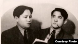 Кырыз эл акыны Муса Жангазиев жана Байдылда Сарногоев. Сүрөт Б.Сарногоевдин үй-бүлөлүк архивинен.
