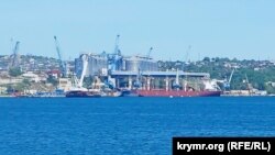 Судно класу «балкер» стоїть на завантаженні біля зернового термінала в бухті Авліта, Севастополь, 21 травня 2022 року