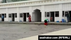 Коммунальщики проводят уборку и дезинфекцию, Ашхабад, март, 2020 