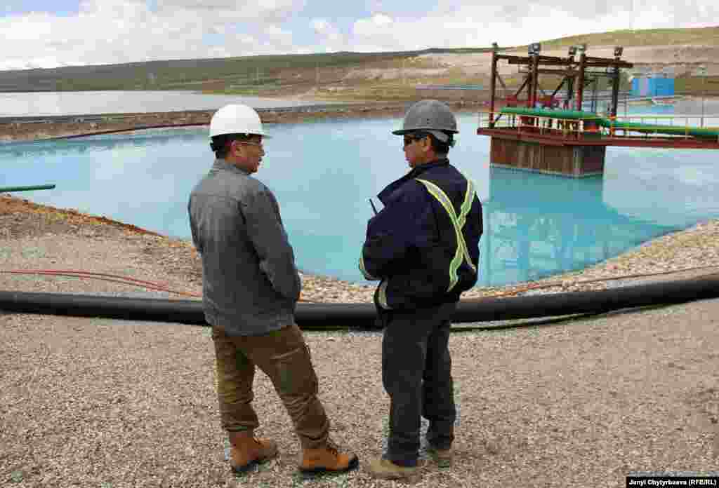 Воду, загрязненную цианидом очищают, превращая в "техническую воду", а затем сливают в реку Нарын