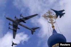 საბჭოთა-რუსული სტრატეგიული ბომბდამშენი Tu-95MS გამარჯვების აღლუმის რეპეტიციაზე მოსკოვში, 2022 წლის 4 მაისი.