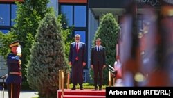 Kryeministrat e Kosovës dhe Shqipërisë, Albin Kurti dhe Edi Rama, në parakalimin e tyre para fillimi të mbledhjes së dy qeverive e cila ishte organizuar në Prishtinë më 20 qershor të vitit 2020.