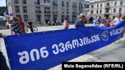 აქციის, "შინ ევროპისკენ" მონაწილეები მთავრობის ადმინისტრაციის შენობასთან