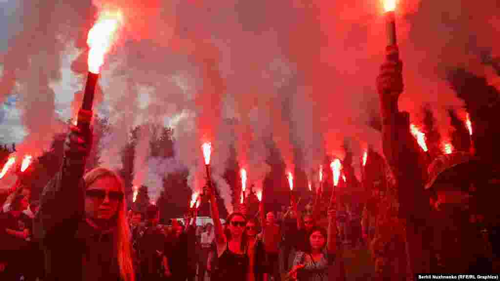 18-июнда Киевде журналист Роман Ратушный менен коштошуу зыйнаты. (Сергей Нужненко) "18-июнда Киевде белгилүү коомдук активист жана журналист Роман Ратушный менен коштошуу зыйнаты өттү. Аза күтүүгө келген элдин арасында көздөрүнөн жаш тегеренген жүздөр көп болду. Орус армиясы басып кирген күнү Ратушный Киевдин жанындагы салгылашууларга катышып, кийин аскерге кеткен. Ратушный 5-июлда 25 жашка чыкмак. Ал 9-июнда Изюмдун жанындагы салгылашта мекени үчүн согушуп жатып каза болгон. Мен Романды жакындан тааныбасам да, Киевде өткөн митинг, акциялардан жолугуп калчубуз", - деп жазат сүрөттүн автору Сергей Нужненко.&nbsp;