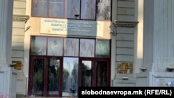 По синоќешниот протест: Влезот на МНР уништен, кај Собранието санирано