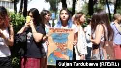 Участники акции в Бишкеке. 8 июля 2022 года. 