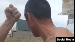 Уурулукка айыпталып, мамыга байланган адам. Бишкек, Ак-Ордо. 20-июнь, 2022