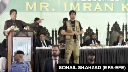 پخواني وزيراعظم عمران خان له واکه تر لېري کېدو وروسته حکومت ضد لاريونونه او غونډو ته دوام ورکړی ــ انځور له ارشيفه