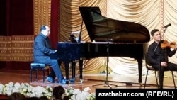 Türkmenistanyň at gazanan artisti Rowşen Nepesow 