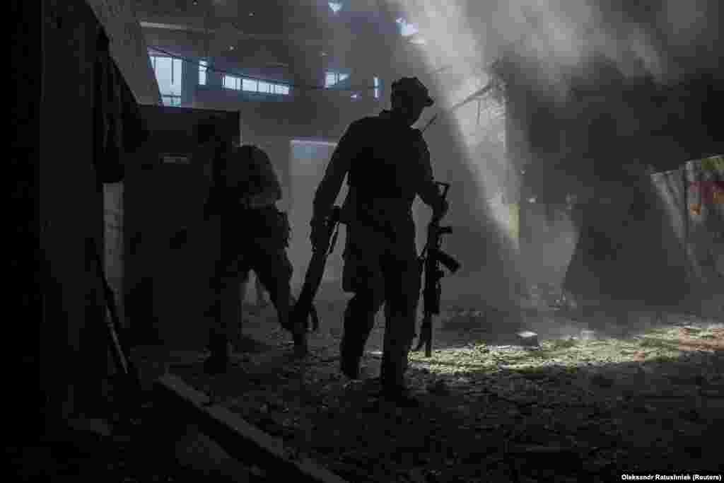 Me forcat ruse që kanë vënë kontrollin e pjesës më të madhe të Severodonjeckut, qindra civilë që kërkuan strehim në fabrikën kimike të azotit nuk mund të largohen për shkak të luftimeve intensive. &ldquo;Evakuimi është i mundur nëse ka një marrëveshje në nivelin më të lartë, nëse do të ketë një armëpushim dhe një rrugë të përcaktuar qartë&rdquo;, tha guvernatori rajonal i Luhanskut, Serhiy Hayday.