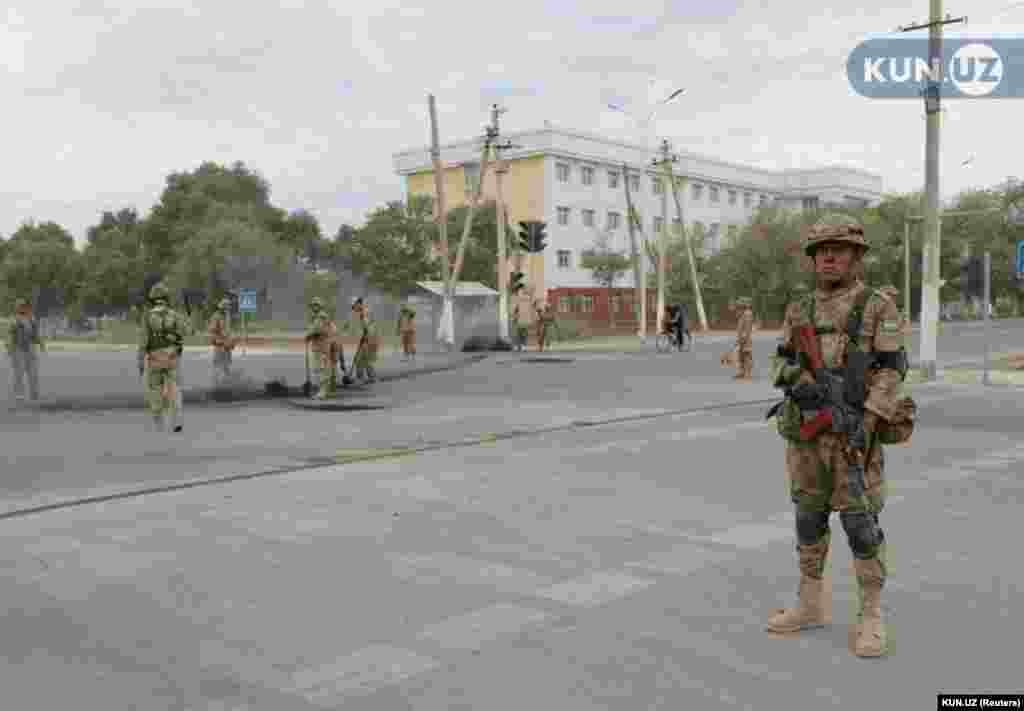 Нөкістегі күзет.&nbsp; Ұлттық гвардия 4 шілдеде "Қарақалпақстанға президент келіп кеткен соң аймақта жағдай тұрақталғанын, тіршілік қалыпқа түсіп келе жатыр. Дүкен, базар, банк, әлеуметтік мекемелер, ауруханалар жұмыс істеп жатыр" деп мәлімдеді. &nbsp;