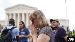 Жена, подкрепяща правото на аборт, след решението на Върховния съд на 24 юни.