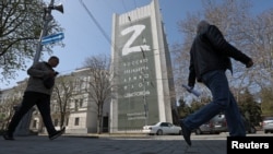 Хората минават покрай банер със символа "Z" в Севастопол, Крим, 15 април 2022 г.