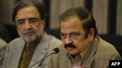 رانا ثناالله په يوه خبري غونډه کې (پخوانی انځور) 