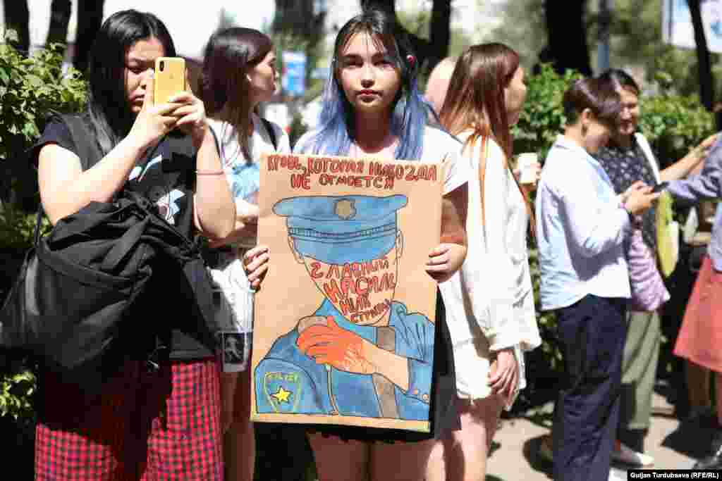 Акцияга чыккандар "Балдарыбыз үчүн коркуп жатабыз&rdquo;, &ldquo;Зомбулукту токтоткула!&rdquo;, &ldquo;Педофилияны токтоткула!&rdquo; деген жазууларды кармап чыгышты.