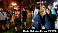 Свештеник молеше да бидат пуштени уапсените демонстранти