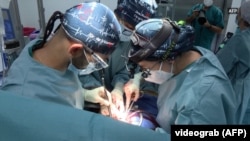 În România s-au realizat în 2022 aproape 300 de transplanturi de organe, cele mai multe de la persoane în moarte cerebrală. Imagine cu caracter ilustrativ, din timpul unei intervenții de transplant.