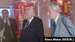 Колишній президент Естонії Арнольд Рюйтель (у центрі) у музеї пам'яті жертв політичних репресій у селищі Долинка Карагандинської області Казахстану, 31 травня 2015 року