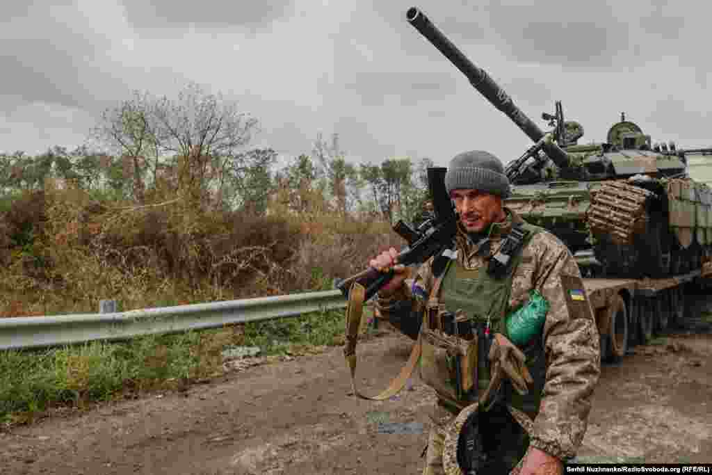 Дорога до щойно визволеного з окупації Ізюму і військовий ЗСУ на тлі знищеного російського танка. Харківська область, вересень 2022 року