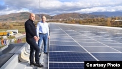 Премиерот Димитар Ковачевски во посета на фирма со фотоволтаици.