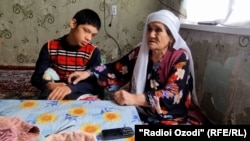 Тхир с бабушкой