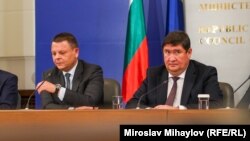 Служебният вицепремиер по икономическата политика Христо Алексиев и изпълнителният директор на "Лукойл Нефтохим Бургас" Илшат Шарафутдинов съобщиха за изхода от преговорите на пресконференция в понеделник. 