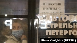 Задержанные на антивоенном митинге в Петербурге 