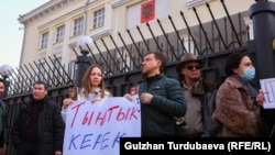Орусиянын Кыргызстандагы элчилигинин алдына Украинаны колдоо боюнча акциялардын бири.