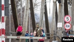 Aproximativ 60.000 de cetățeni ucraineni au părăsit România și s-au întors în Ucraina, pe la punctele de trecere de la Sighetu Marmației (Maramureș), Halmeu (Satu Mare), Siret (Suceava) și Isaccea (Tulcea). 