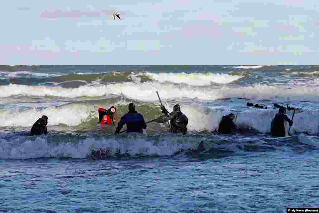 Bu adamlar 17-nji ýanwarda Baltika deňzinde turan tupanyň getiren galyndylaryny süzüp almak üçin ýörite torlary ulanýarlar. Şol gün ýel sagatda 82 kilometre ýetdi. &nbsp;
